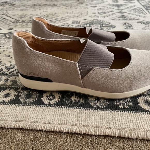 Womens size 9 Vivonic sneaker - Picture 2 of 2